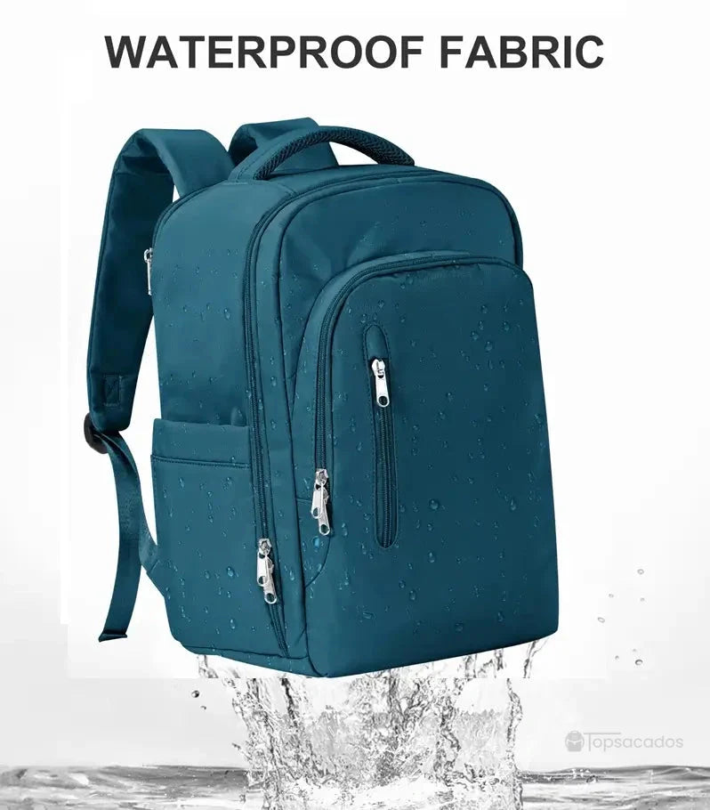 Sac à dos 40x20x25 bleu paon sous projection d’eau avec indication 'Waterproof Fabric', illustrant la résistance à l’eau du tissu.