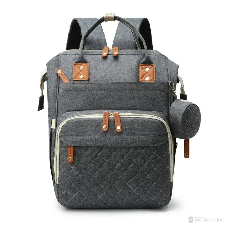 Sac à dos à langer avec port usb en tissu gris foncé matelassé, doté de multiples compartiments visibles, présenté de face sur fond blanc.