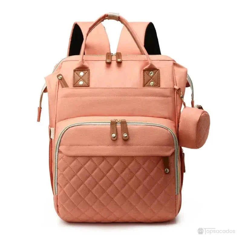 Sac à dos à langer avec port usb en tissu rose saumon, avec poches multiples et trousse isotherme assortie, présenté de face sur fond blanc.