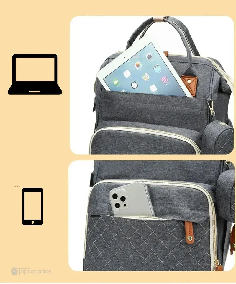 Sac à dos à langer avec port usb montrant ses poches latérales pour mouchoirs, parapluie et biberons isothermes, sur fond beige avec focus en médaillons.