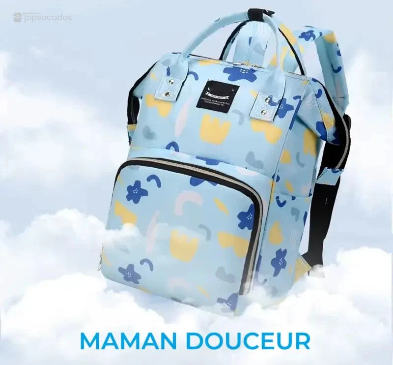 Sac à dos à langer design MAMAN DOUCEUR flottant sur un fond de nuages, évoquant la douceur, la légèreté et le confort pour les jeunes parents.