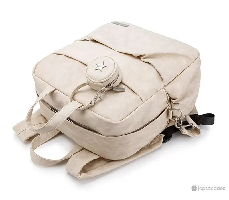 Sac à dos à langer élégant beige à plat, avec bretelles visibles, sur fond blanc