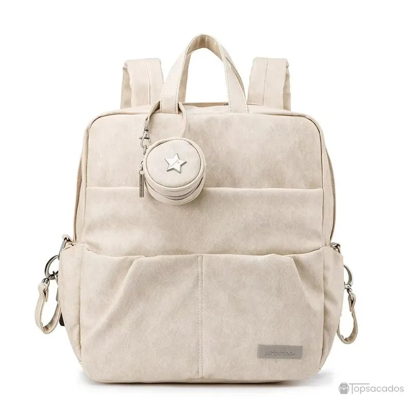 Sac à dos à langer élégant beige avec petite pochette ronde étoilée, vu de face, sur fond blanc