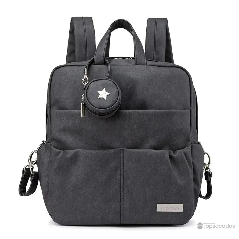 Sac à dos à langer élégant noir avec pochette étoilée assortie, présentation frontale sur fond neutre