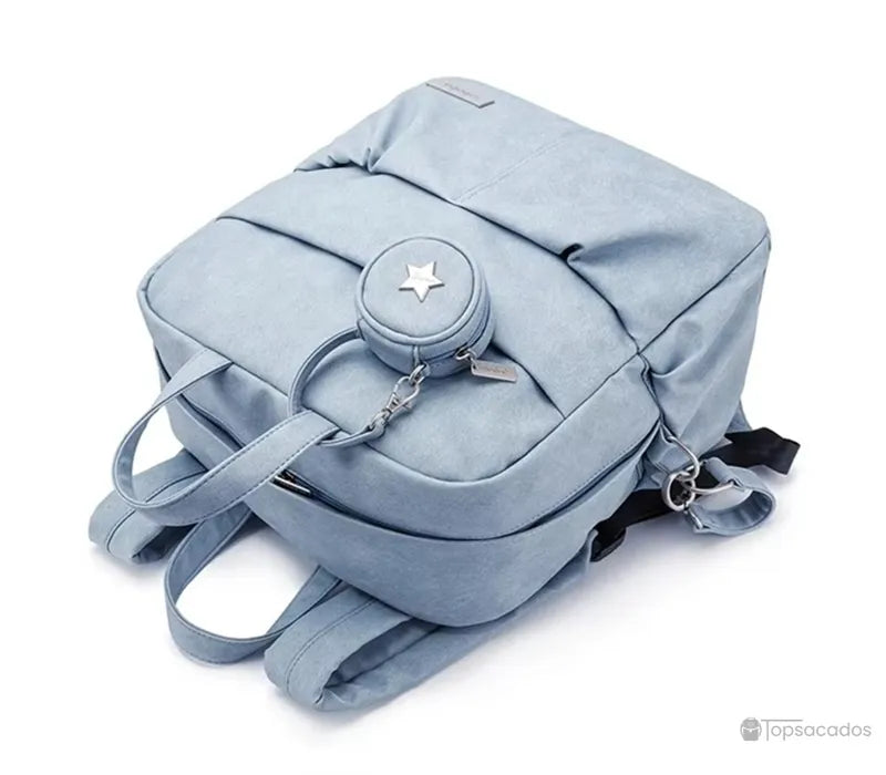 Sac à dos à langer élégant bleu clair à plat, montré avec ses poignées et bretelles repliées