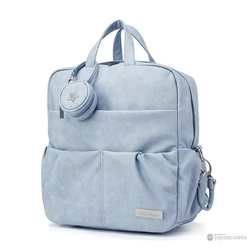 Sac à dos à langer élégant bleu clair avec pochette ronde étoilée, en vue de trois quarts