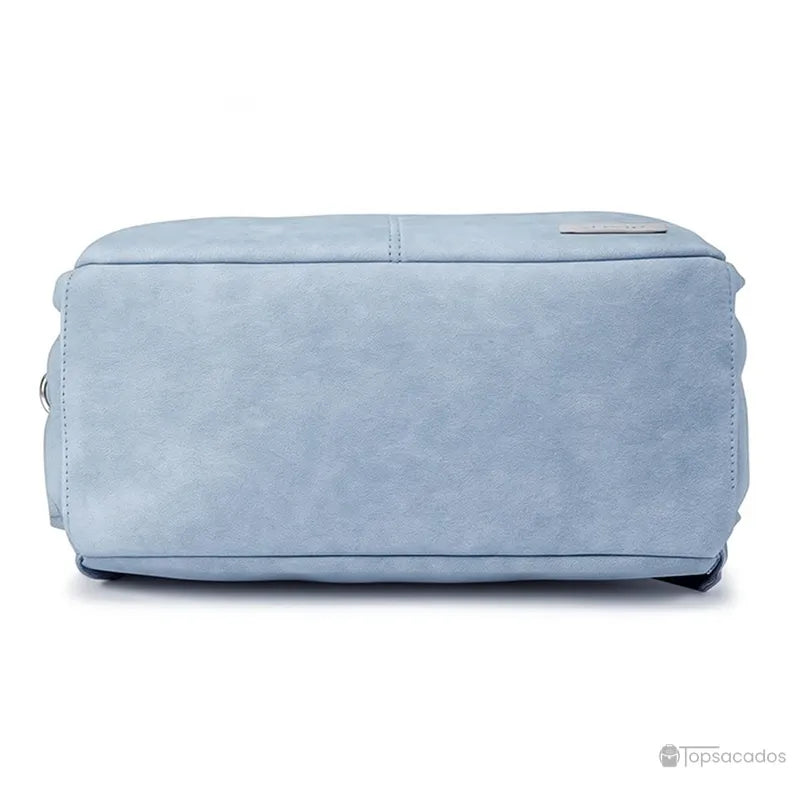 Sac à dos à langer élégant bleu clair vu de dessous, mettant en avant la base rectangulaire