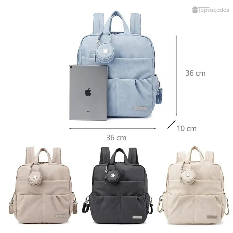 Sac à dos à langer élégant bleu clair illustré avec un iPad pour référence de taille et décliné en trois couleurs