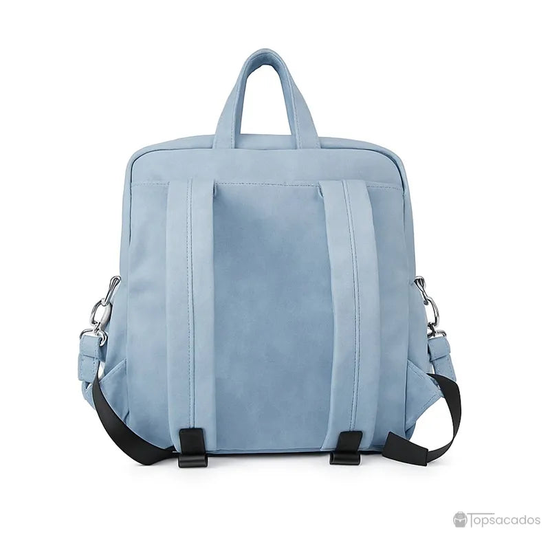 Sac à dos à langer élégant bleu clair vu de dos, avec bretelles ajustables et crochets métalliques visibles