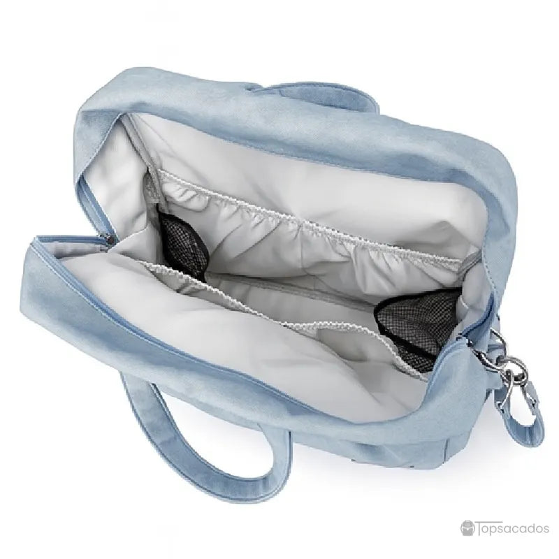Sac à dos à langer élégant bleu clair vu de haut, vide avec poches de rangement visibles