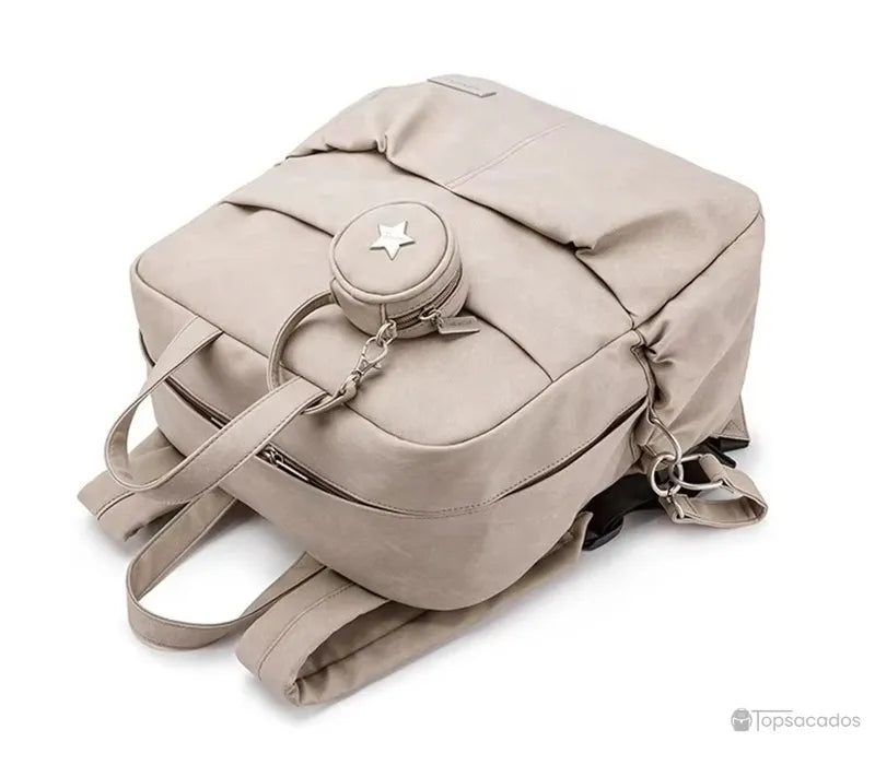 Sac à dos à langer élégant pebble beige à plat avec bretelles et anse visibles