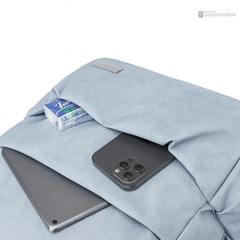 Sac à dos à langer élégant bleu clair avec smartphone, tablette et mouchoirs dans la poche avant