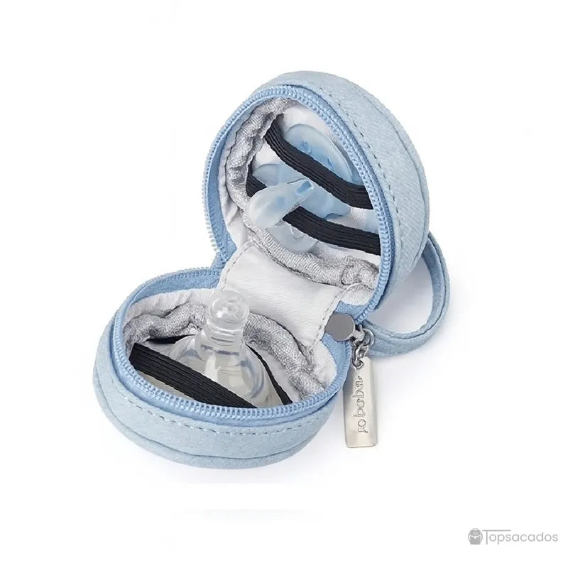 Sac à dos à langer élégant avec petite boîte bleue ouverte contenant des tétines