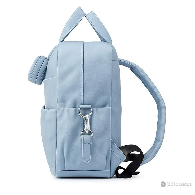 Sac à dos à langer élégant bleu clair vu de profil avec crochet métallique sur le côté