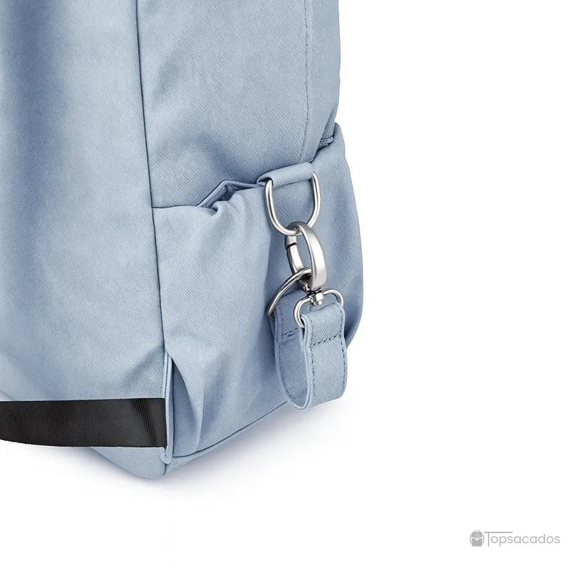 Sac à dos à langer élégant avec vue rapprochée sur l’attache métallique de la sangle latérale