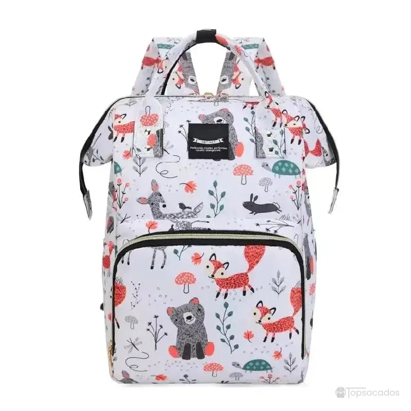 Sac à dos à langer gris clair à motifs ludiques d’animaux de la forêt, comprenant des renards, ours, cerfs et champignons rouges, avec grande ouverture et design structuré, sur fond uni.