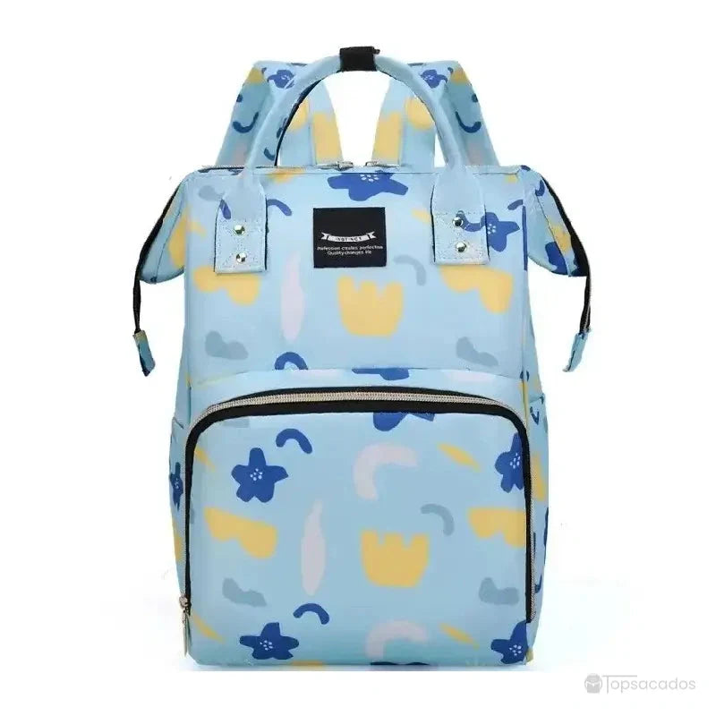 Sac à dos à langer bleu clair avec imprimé enfantin de fleurs et formes abstraites en jaune, bleu et rose pastel, doté d’une poche frontale spacieuse, capturé en vue de face sur fond blanc.
