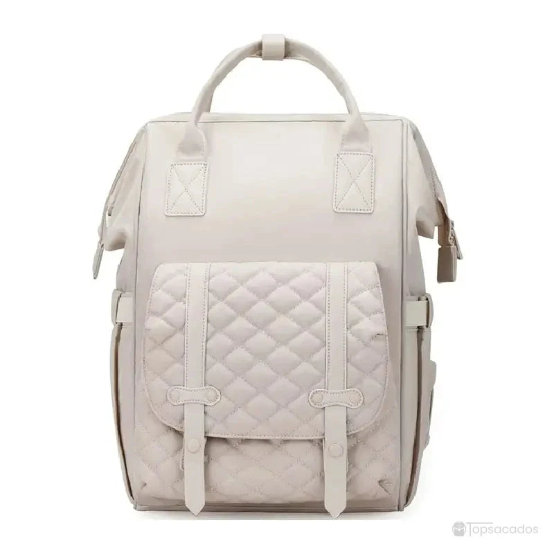 Sac à dos à langer multifonctions beige élégant avec poche avant matelassée, présenté sur fond blanc, idéal pour les parents organisés.