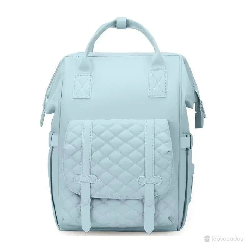Sac à dos à langer multifonctions bleu clair avec texture matelassée, conçu pour un usage quotidien avec un look doux et moderne.