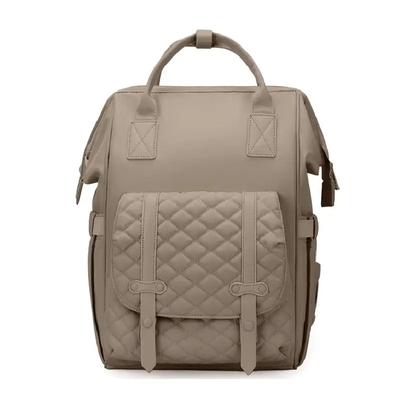 Sac à dos à langer multifonctions marron avec poches latérales et rabat avant à l’aspect matelassé, pratique pour les sorties avec bébé.