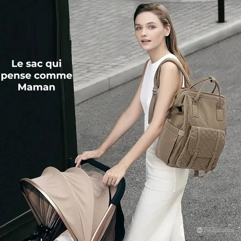 Sac à dos à langer multifonctions porté par une maman élégante poussant une poussette, illustrant un usage quotidien chic et pratique.