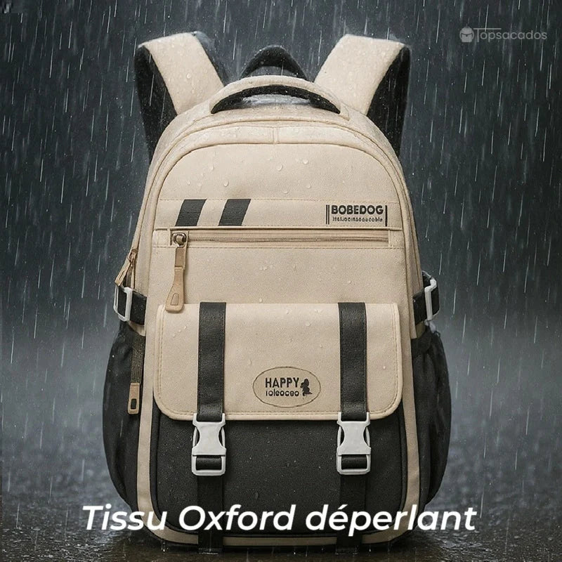 Sac à dos ado beige imperméable sous la pluie avec tissu Oxford déperlant, posé sur un sol mouillé en extérieur urbain