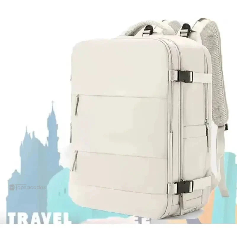 Sac à dos avion blanc cassé à la structure rigide avec fermeture zippée et attaches de compression latérales, mis en scène sur fond pastel rappelant un décor de voyage.