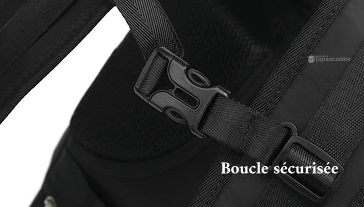 Sac a dos avion avec boucle sécurisée en plastique noir, offrant un maintien renforcé pour les déplacements dynamiques.