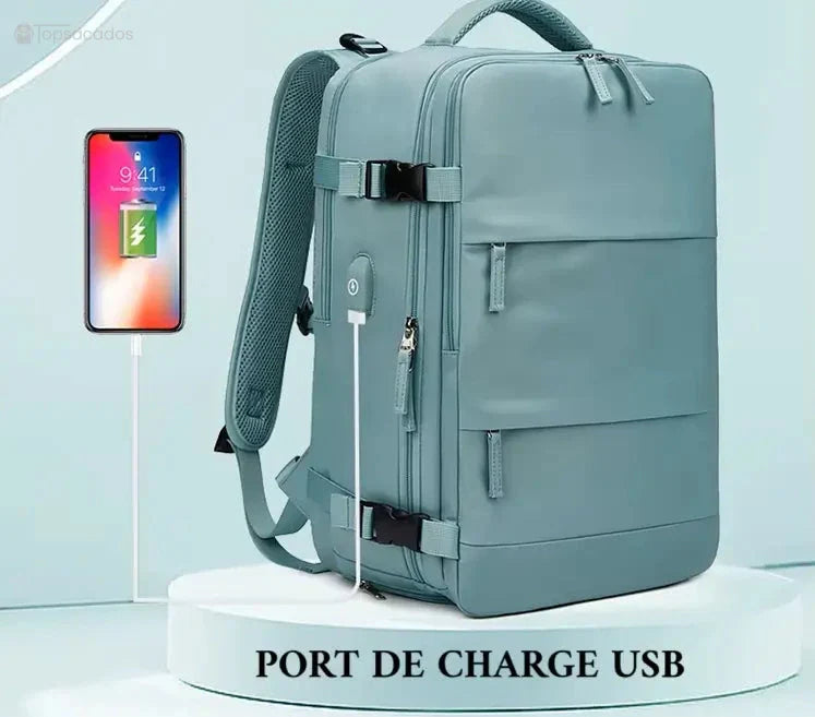 Sac a dos avion avec prise USB externe pour recharger smartphone, reliée à une batterie interne placée dans une poche intérieure sécurisée.