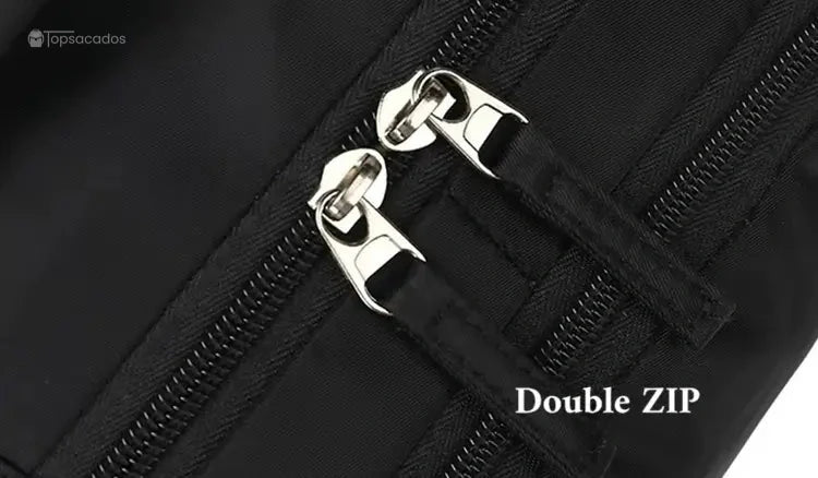 Sac a dos avion noir équipé de doubles fermetures zippées robustes pour sécuriser le contenu pendant le transport.