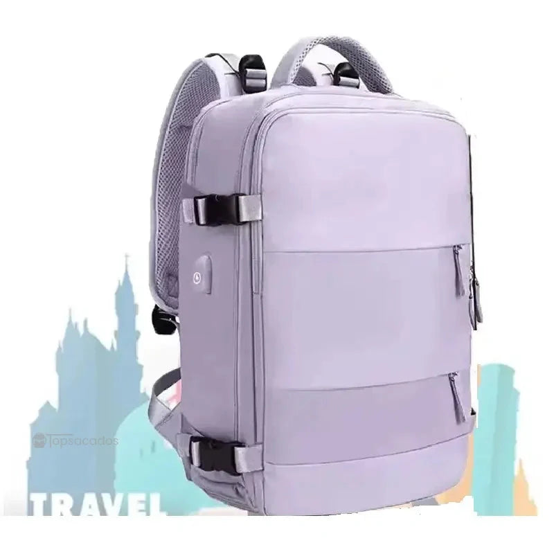 Sac à dos avion violet clair à l’allure moderne avec poches extérieures et sangles de serrage, présenté devant une illustration inspirée du thème du tourisme.