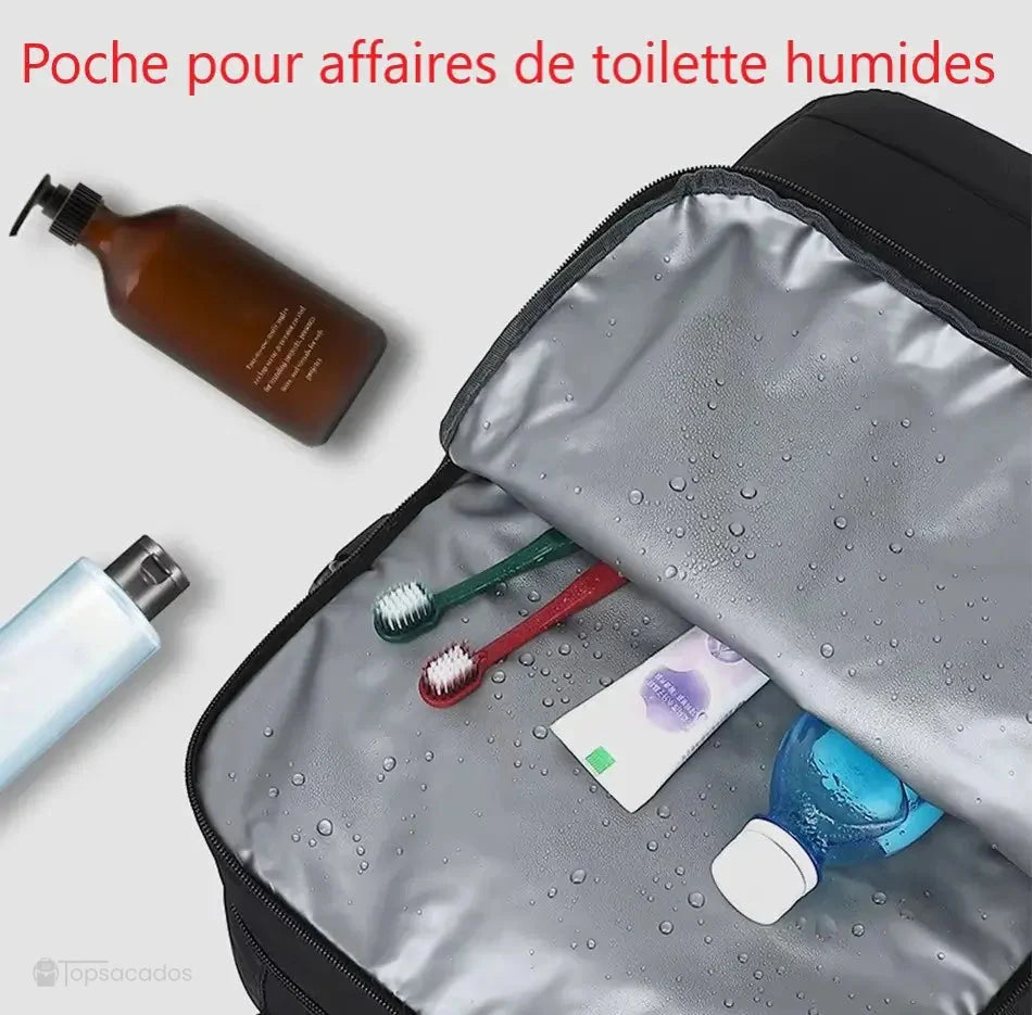 Sac a dos avion avec compartiment étanche pour affaires de toilette humides, contenant brosses à dents, flacons et tube de dentifrice sur fond gris clair.