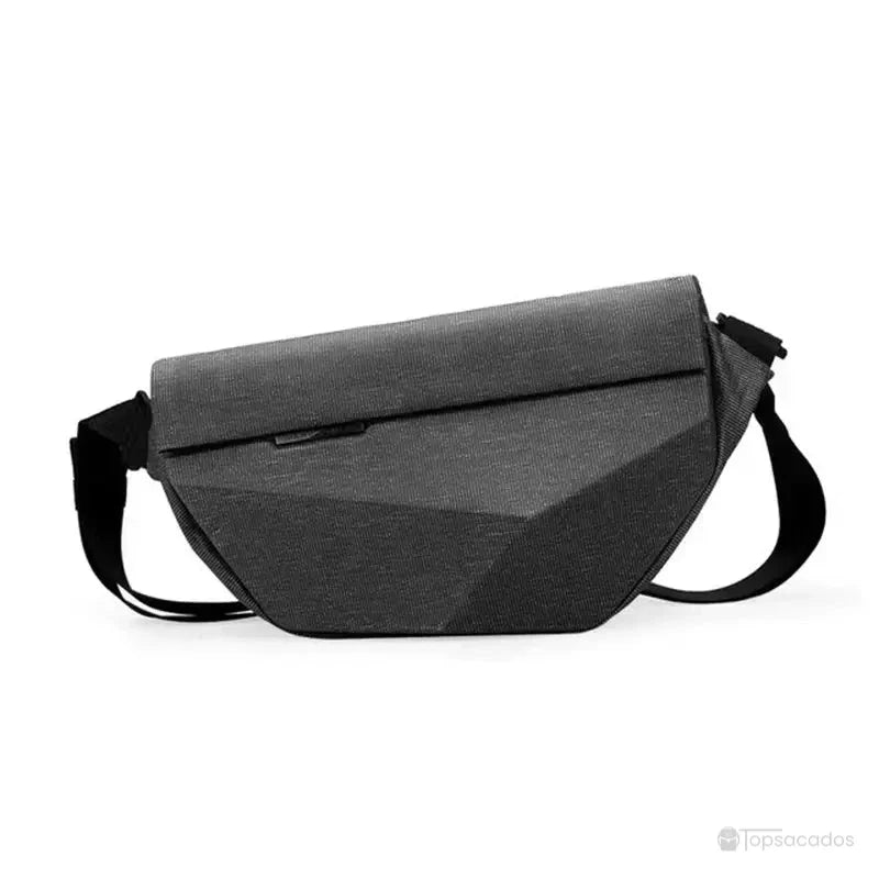 Sac à dos bandoulière grise moderne en vue de face, à design géométrique minimaliste sur fond blanc.