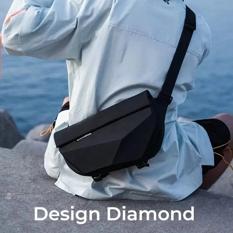 Sac à dos bandoulière porté dans le dos par une personne assise face à la mer, ambiance détente en extérieur.