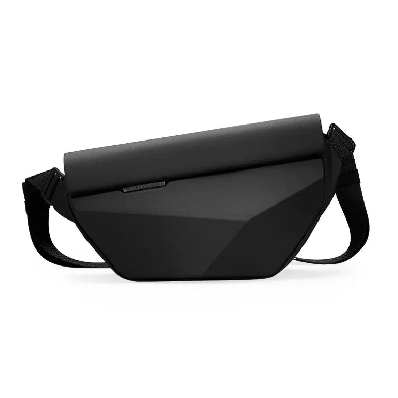 Sac à dos bandoulière noir moderne en vue de face, à design géométrique minimaliste sur fond blanc.