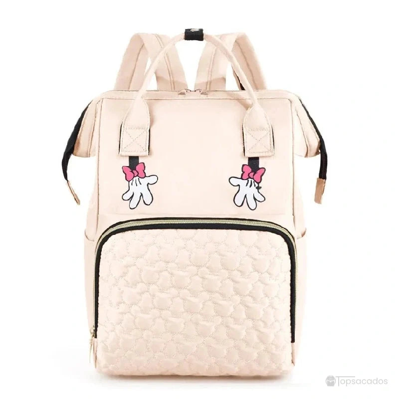 sac-a-dos-bebe-avec-son-prenom beige sans prénom, vu de face, avec motif de mains gantées et grande poche matelassée en cœur