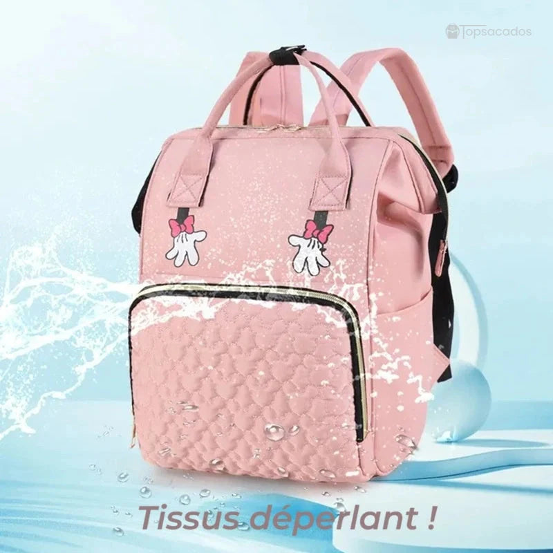 sac-a-dos-bebe-avec-son-prenom rose avec motif de gouttes d'eau montrant l'effet déperlant du tissu, sur fond bleu aquatique