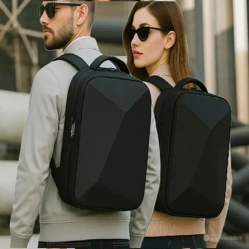 Sac à dos business en ABS porté par un homme et une femme dans un environnement urbain moderne, mettant en avant le design rigide et unisexe du modèle.