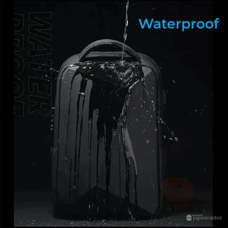 Sac à dos business en ABS noir sous un jet d’eau, démonstration de sa surface waterproof dans un décor sombre.