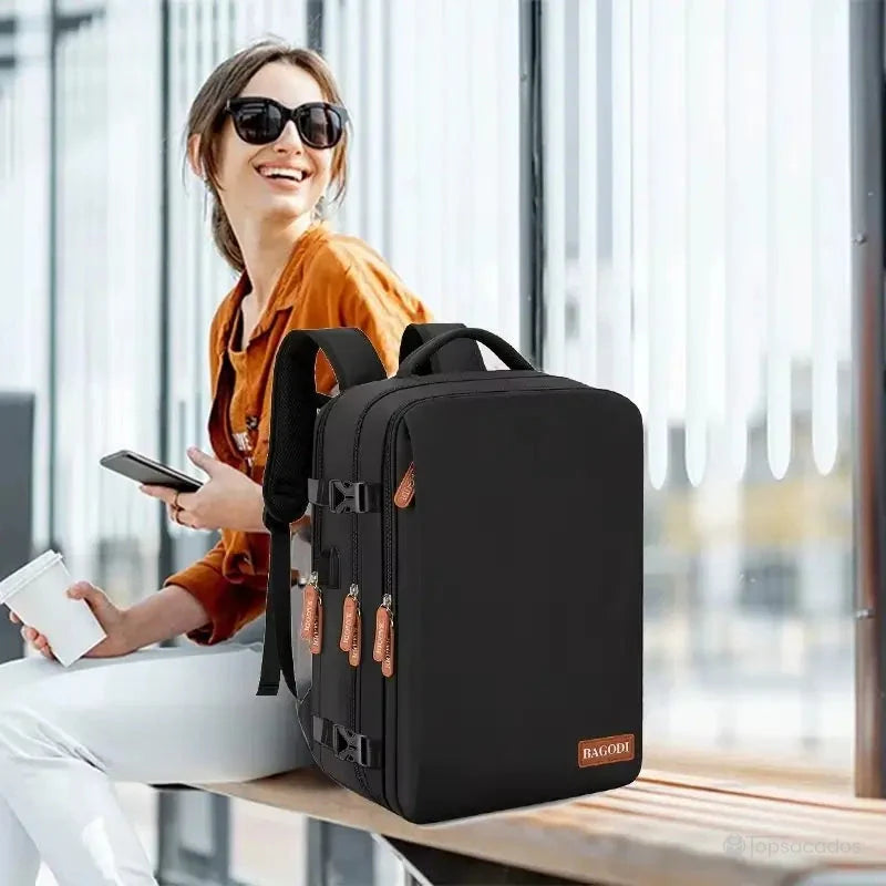 sac a dos cabine noir porté par une femme en extérieur, parfait pour les voyageurs modernes à la recherche de praticité et d’élégance.