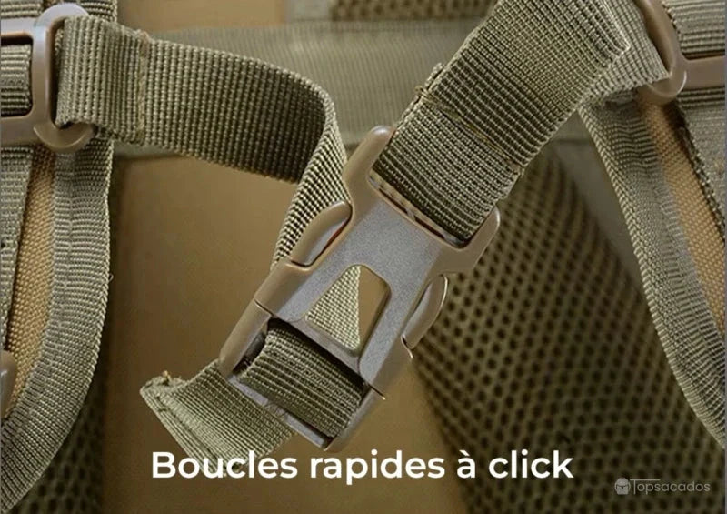 sac à dos camouflage avec gros plan sur les boucles de serrage à click, système de fermeture rapide et sécurisé