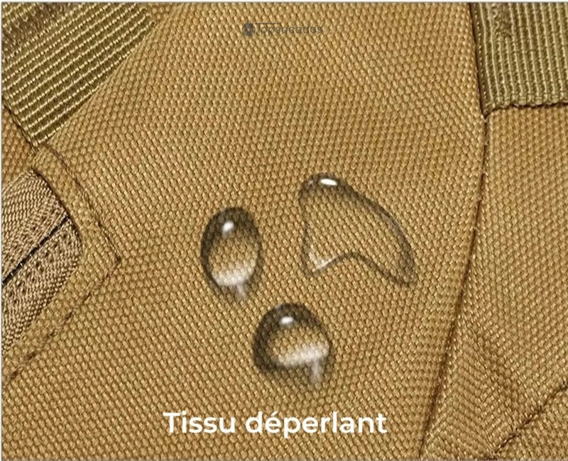 sac à dos camouflage avec tissu déperlant beige, illustré avec des gouttes d’eau pour montrer l’imperméabilité