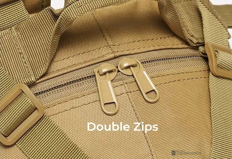 sac à dos camouflage avec gros plan sur deux fermetures éclair solides en métal, pratiques pour un accès rapide