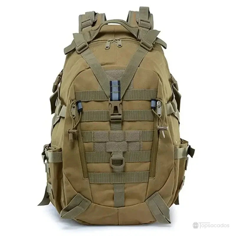 sac à dos camouflage kaki vu de face, avec sangle de compression et poches multifonctionnelles