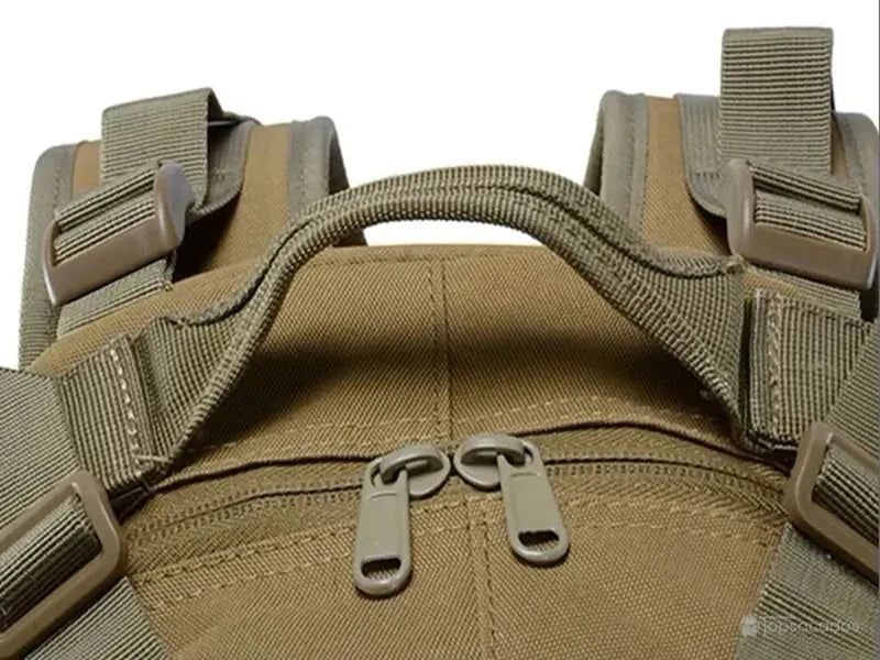 sac à dos camouflage avec poignée de transport robuste et fermetures éclair à double zip sur le dessus