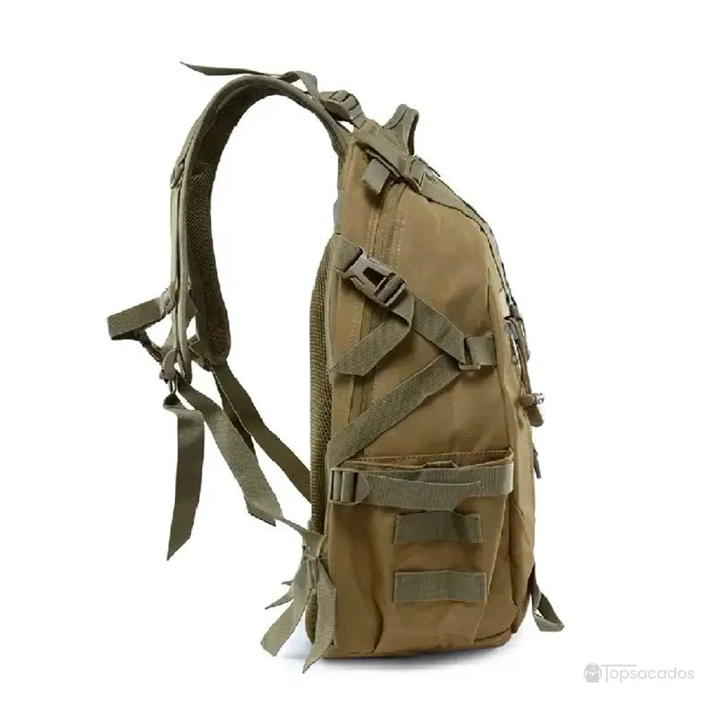 sac à dos camouflage vu de profil montrant ses sangles de réglage, sa poche latérale et son design tactique