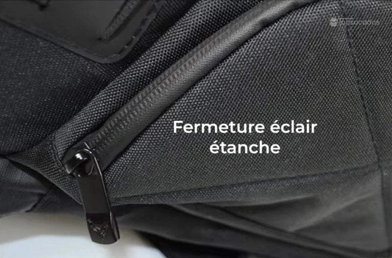 sac à dos casque moto – gros plan sur la fermeture éclair étanche avec tissu imperméable texturé