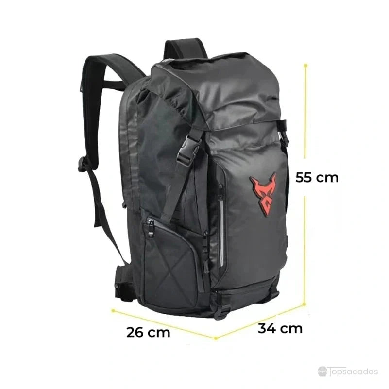 sac à dos casque moto – dimensions indiquées avec hauteur 55 cm, largeur 34 cm et profondeur 26 cm, fond blanc