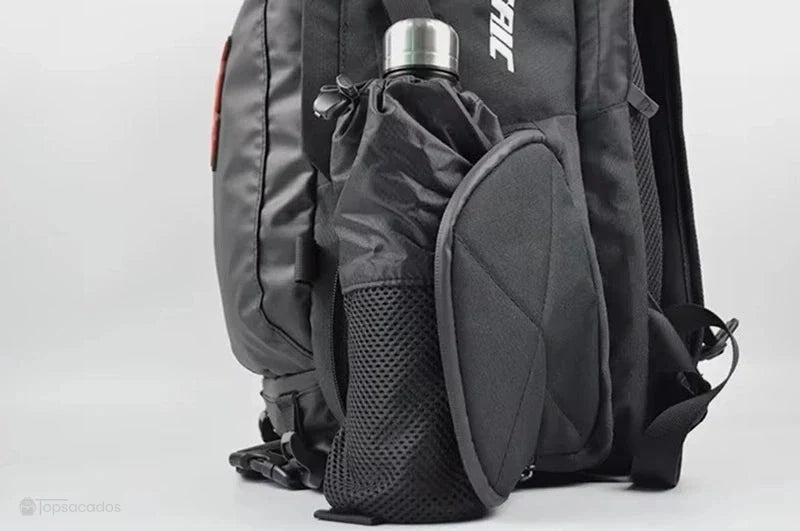 sac à dos casque moto – zoom sur la poche latérale avec filet contenant une gourde en métal