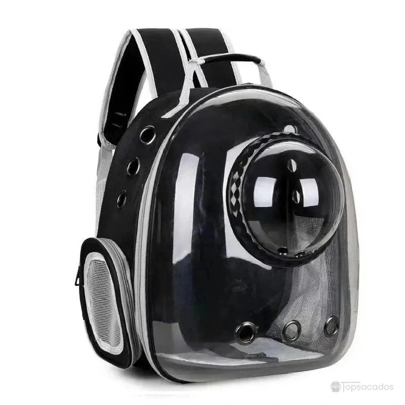 Sac à dos chat avec hublot noir brillant vu de trois quarts, avec coque rigide transparente et aérations métalliques.